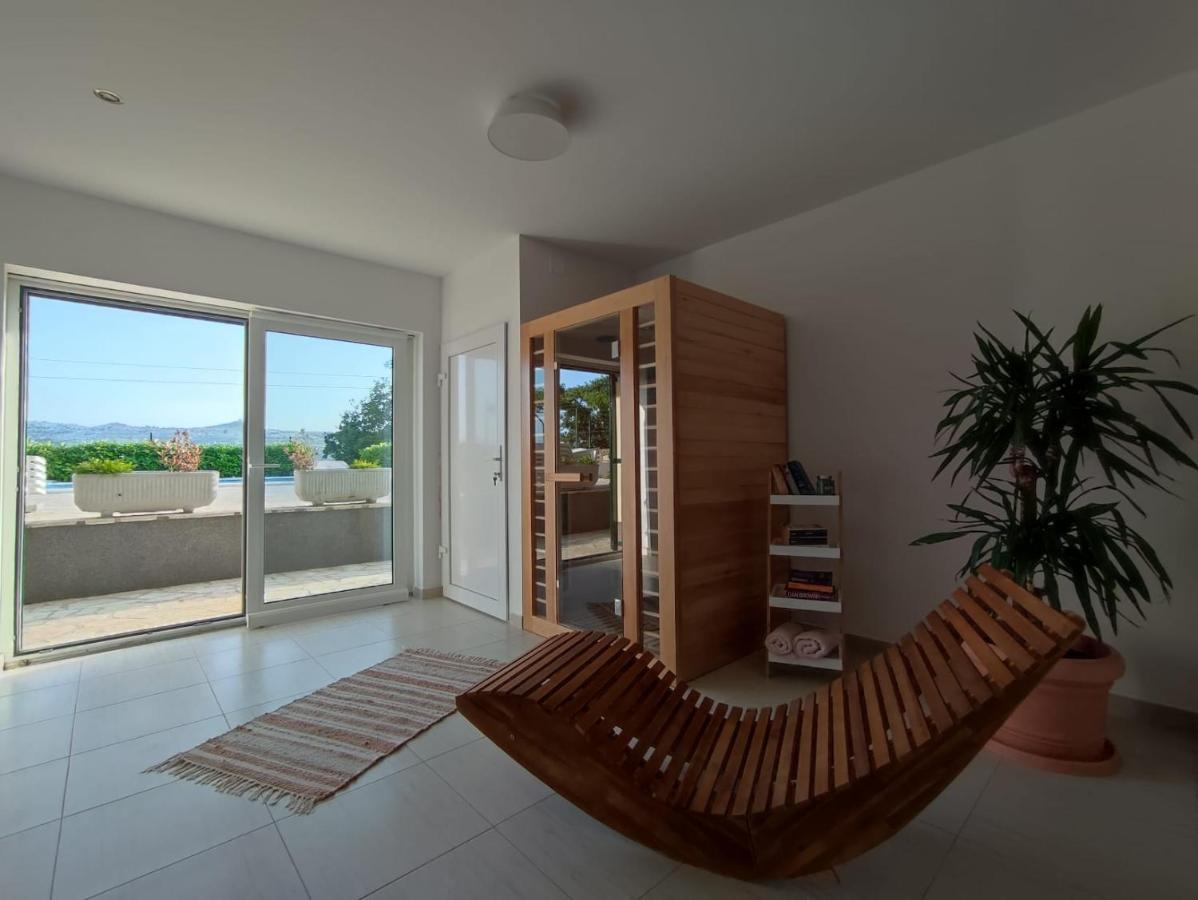Holiday Home Cherry Tree Zrnovnica Bagian luar foto