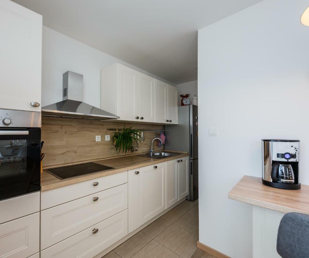 Holiday Home Cherry Tree Zrnovnica Bagian luar foto