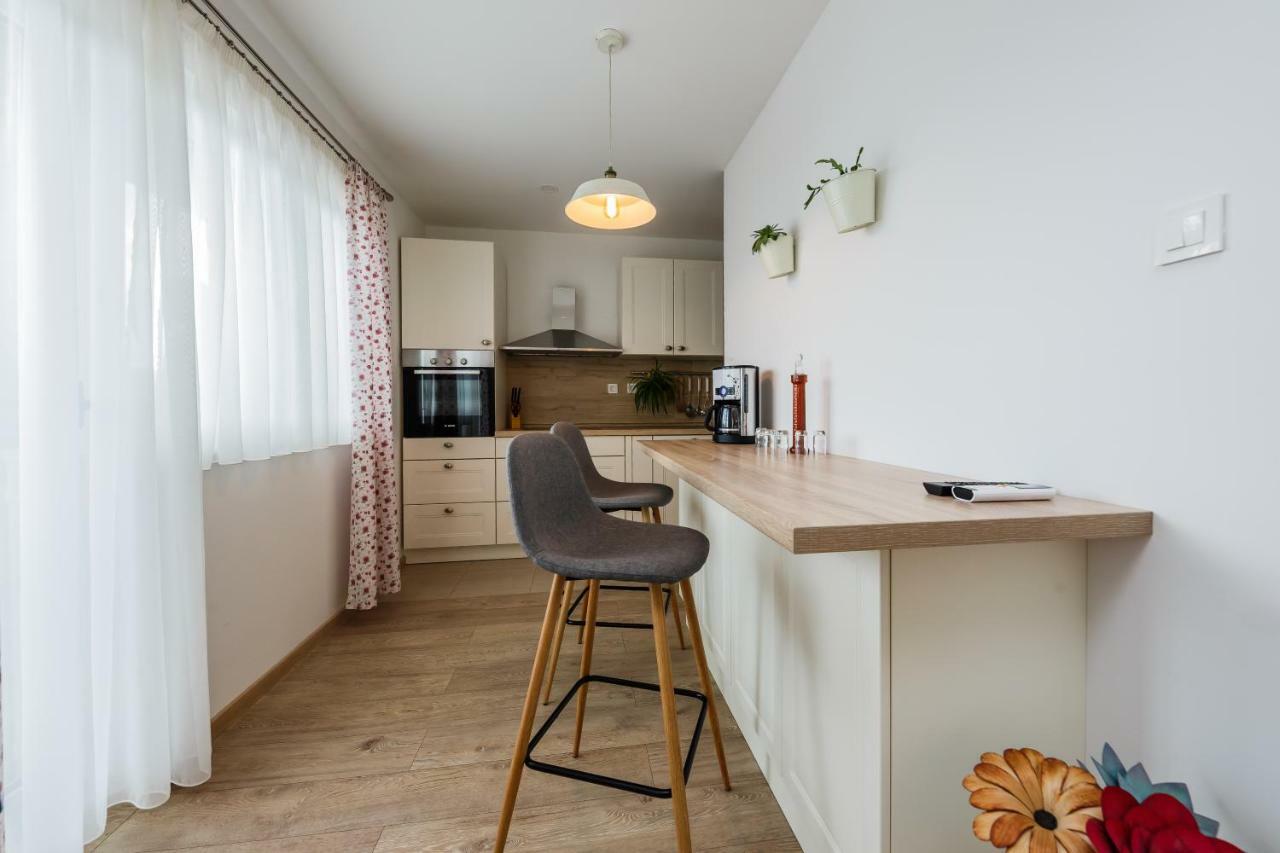 Holiday Home Cherry Tree Zrnovnica Bagian luar foto