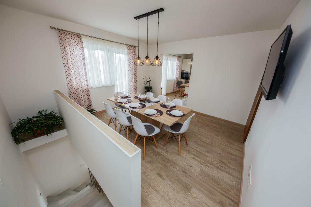 Holiday Home Cherry Tree Zrnovnica Bagian luar foto