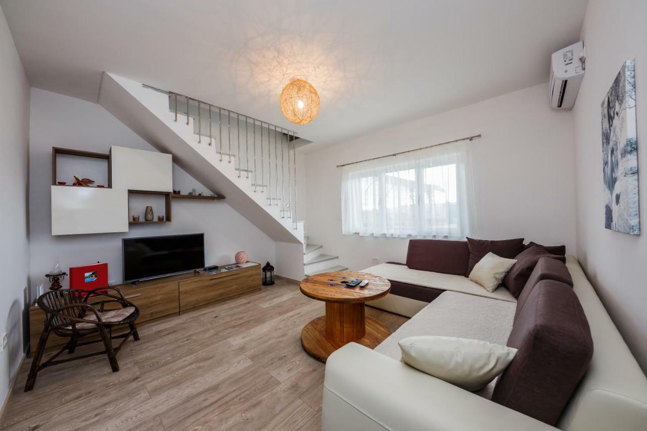 Holiday Home Cherry Tree Zrnovnica Bagian luar foto