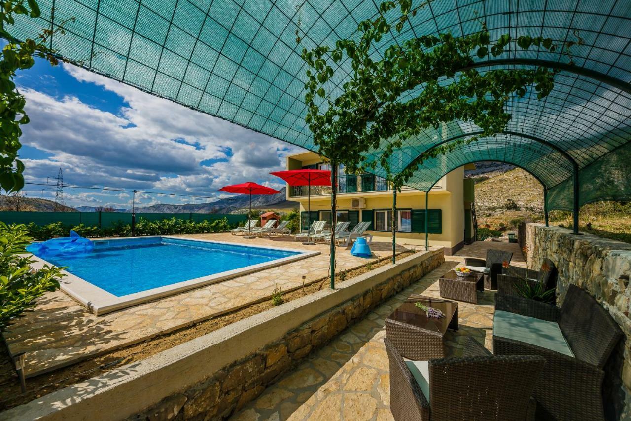 Holiday Home Cherry Tree Zrnovnica Bagian luar foto