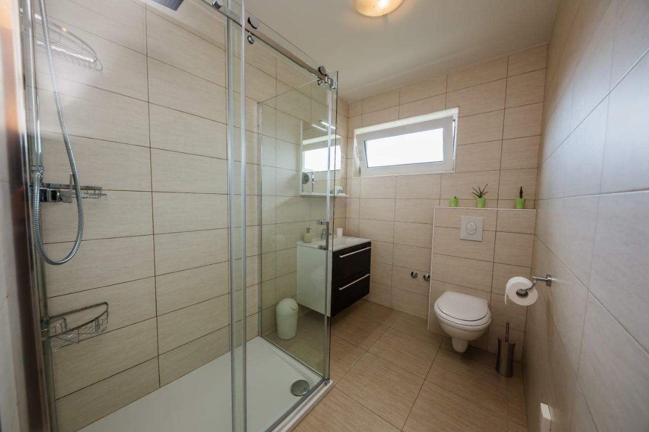 Holiday Home Cherry Tree Zrnovnica Bagian luar foto