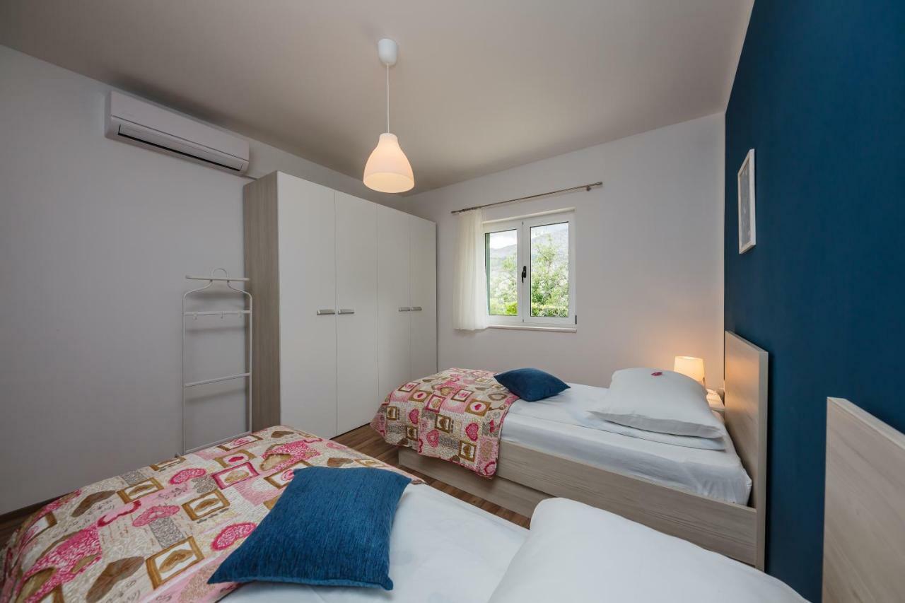 Holiday Home Cherry Tree Zrnovnica Bagian luar foto